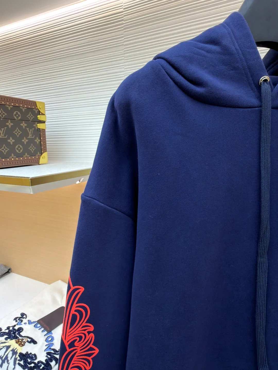 Chrome Hearts Horseshoe flower hooded sweatshirt ●Article number: 1681506-A85 ●Material: Australian velvet satin technical cotton fabric ●Technology: glue printing ●Color: blue and red ●Version: fitted version ●Weight: about 865 grams ●Size: S-M-L-XL ●Description: Australian velvet satin technical cotton Excellent texture Comfortable and close to the skin A touch of midnight navy dip dyeing Low-key elegance Three forms of realistic red horseshoe flowers Like the trend, the flame ink naturally smudges on the rice paper, controlling the visual focus. From concrete totems to abstract light spots, whispering that I am the rock oracle of the rules. A rebellious ceremony about wearing and performing, using glue printing. The printing has been revised three times on the film screen. The glue liquid paint is used to print the pattern on the fabric. The fabric is baked to fix the printed pattern. The overall wiring is straight and delicate, the fabric is comfortable and soft, and the color is consistent without color difference. It can be matched with the same style to create a fashionable look and control various occasions. Customized accessories, complete with three standards, same style for men and women!